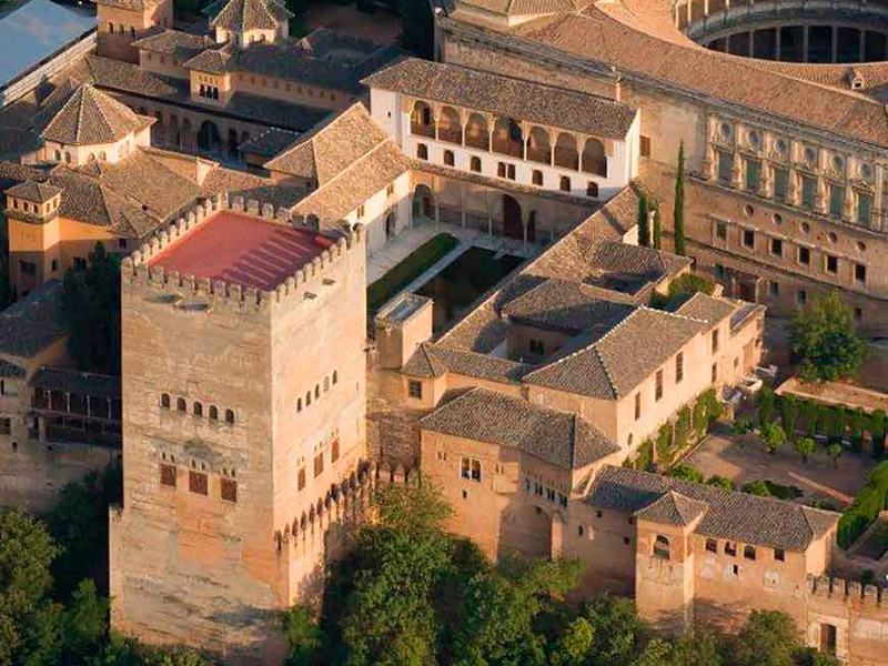 Vista aérea de la Alhambra y sus torres