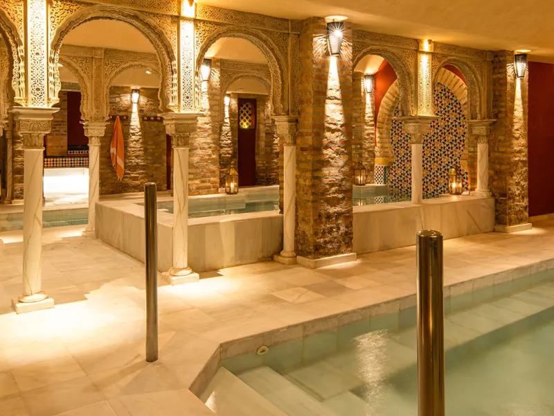 Arcos, columnas y piscinas templadas del Hammam Palacio Nazarí en Granada