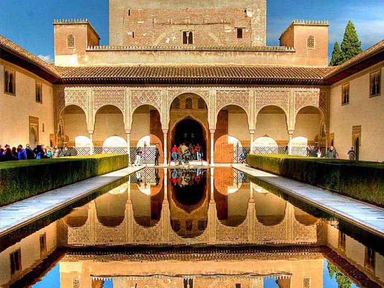 Patio de los Arrayanes reflejado en su estanque, Palacio de Comares