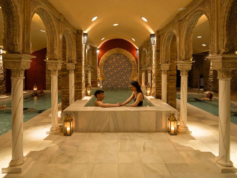 Sala de columnas y piscina del Hammam Palacio Nazarí en Granada