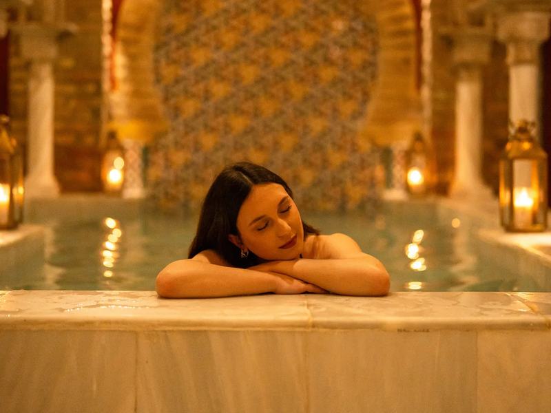 Piscina templada bajo arcos de herradura en el Hammam Palacio Nazarí