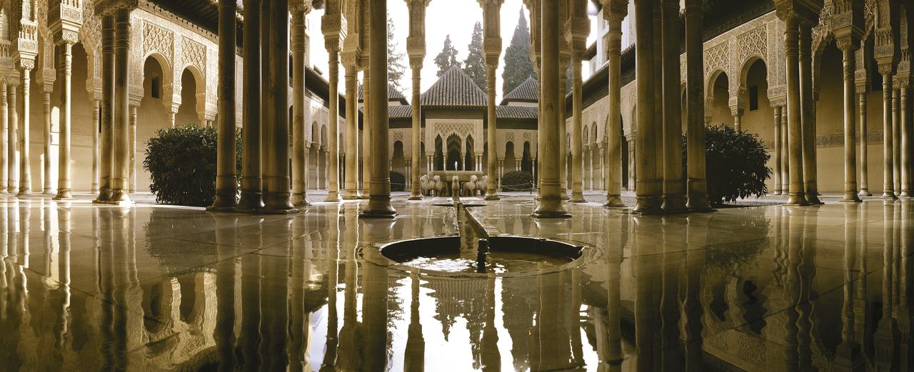 Patio de los Leones reflejado en el agua, Palacios Nazaríes de la Alhambra