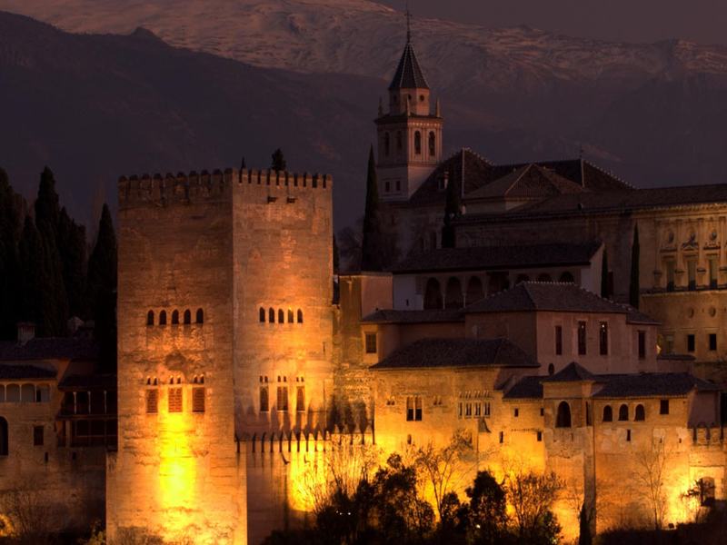 La Alhambra iluminada de noche