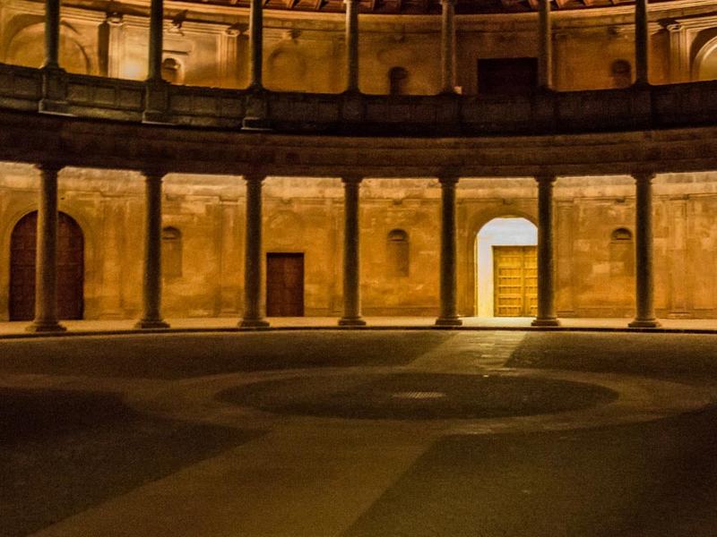 El Palacio de Carlos V iluminado de noche