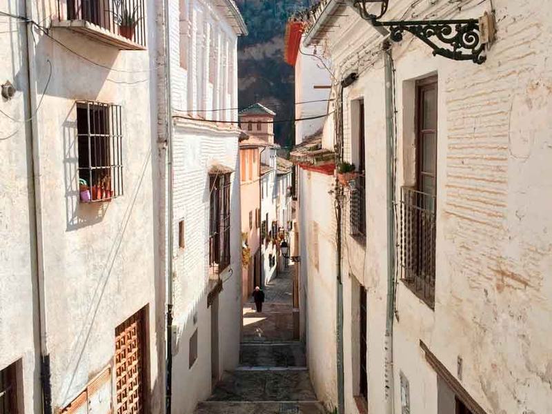 Calle encalada del Albaicín y el Sacromonte