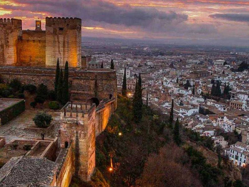 Granada al atardecer vista desde la Alhambra